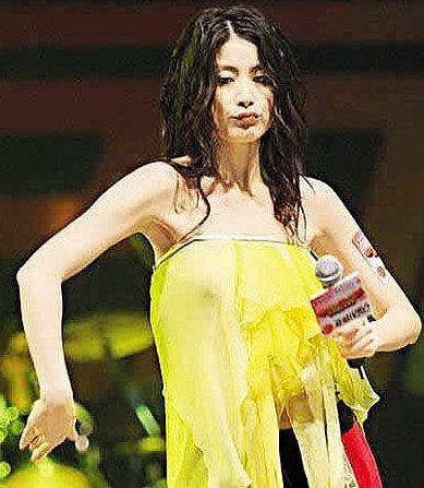 女明星在台上的意外,女明星意外瞬间，现场急救瞬间曝光